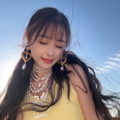 穿黄睡衣的女孩 高清封面
